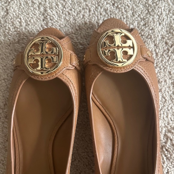 Tory Burch tan leather Amanda peep toe wedge pumps 9 - Picture 5 of 10